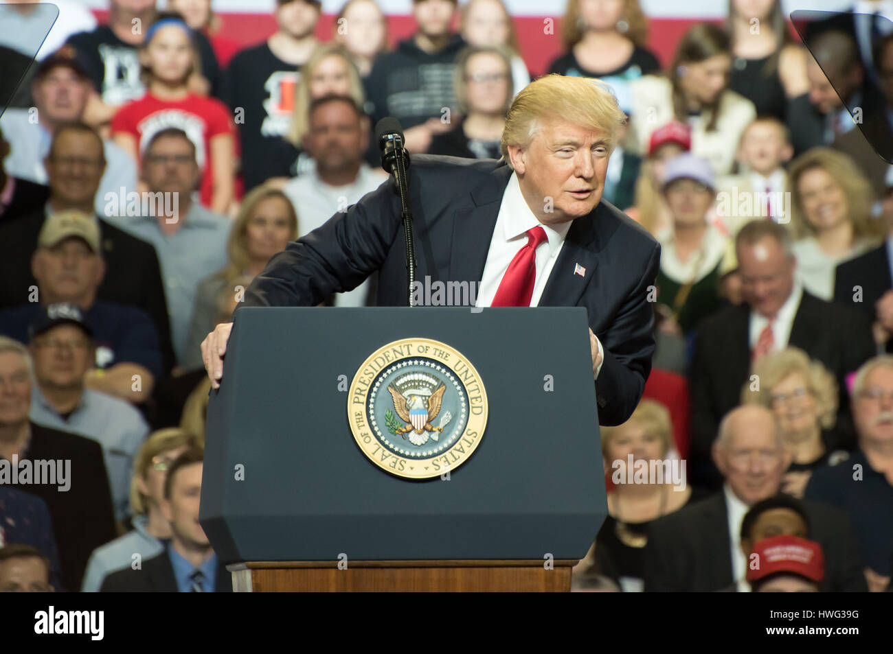 Louisville, Kentucky, USA. 20. März 2017: Präsident Donald J. Trump befasst sich eine Menschenmenge bei einer Kundgebung in Freiheit Halle in Louisville, Kentucky, am 20. März 2017. Bildnachweis: Joe Tabb/Alamy Live-Nachrichten Stockfoto