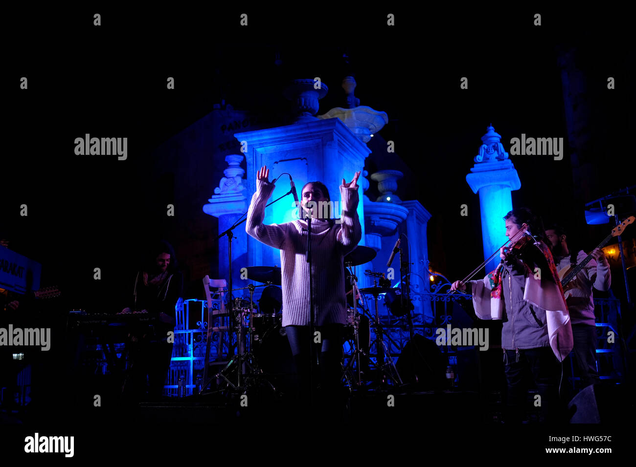 Jerusalem, Israel. 21. März 2017. Israelische Sängerin Liraz Charhi treten bei der Hurva-Platz im jüdischen Viertel während "Sounds der alten Stadt"-Musik-Festival in Jerusalem bietet einen Einblick in unterschiedliche Musiktraditionen in der alten Stadt von Jerusalem Israel am 21. März 2017. Das drei-Nächte-Musikfestival in den Gassen, Straßen und Plätzen in der drei Viertel der Altstadt mit Ensembles und Bands, die verstreut in der gesamten Region statt. Bildnachweis: Eddie Gerald/Alamy Live-Nachrichten Stockfoto