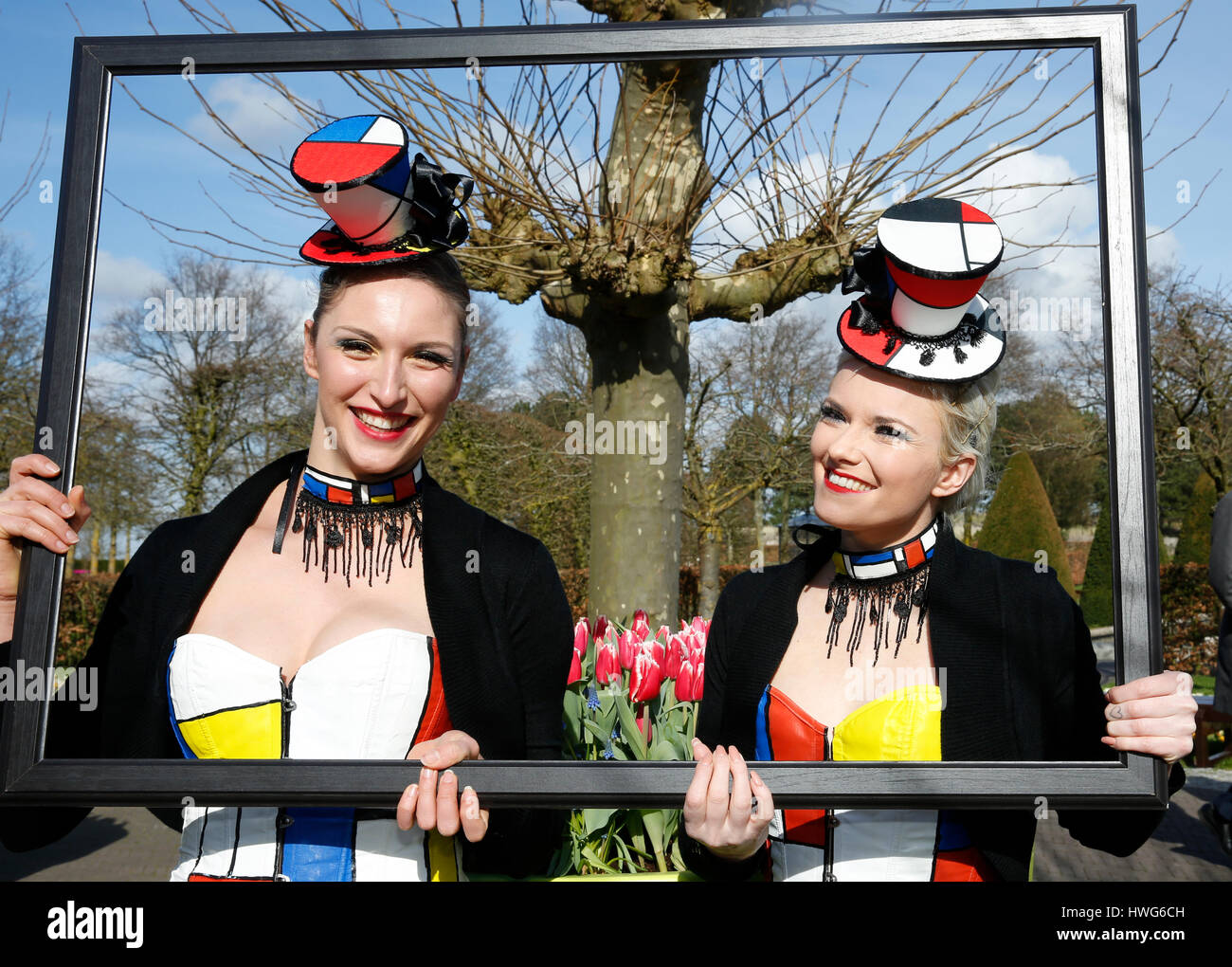 (170322)--LISSE (Niederlande), 22. März 2017 (Xinhua)--Tänzer posieren für Fotos mit Tulpen im Keukenhof Garten während der offiziellen Eröffnung in Lisse, Niederlande, 21. März 2017. (Xinhua / Ye Pingfan) (Hy) Stockfoto
