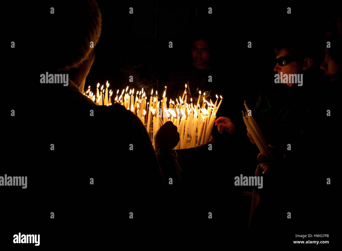 Pilger Kerzen in der Kirche des Heiligen Grabes in Jerusalem Israel Nahost Stockfoto