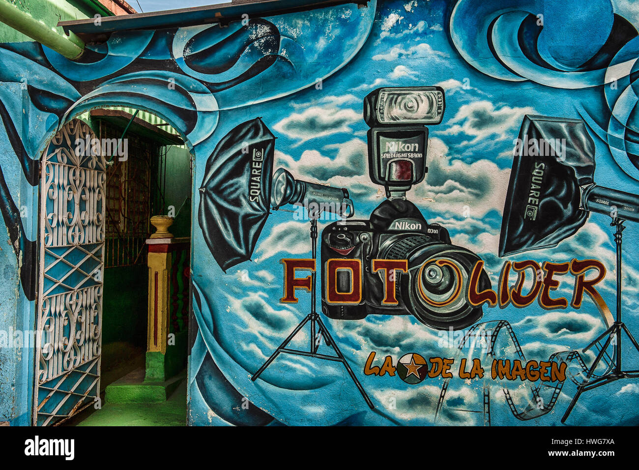 Ein Wandbild von einem Fotogeschäft in einer Straße von Baracoa, Kuba Stockfoto