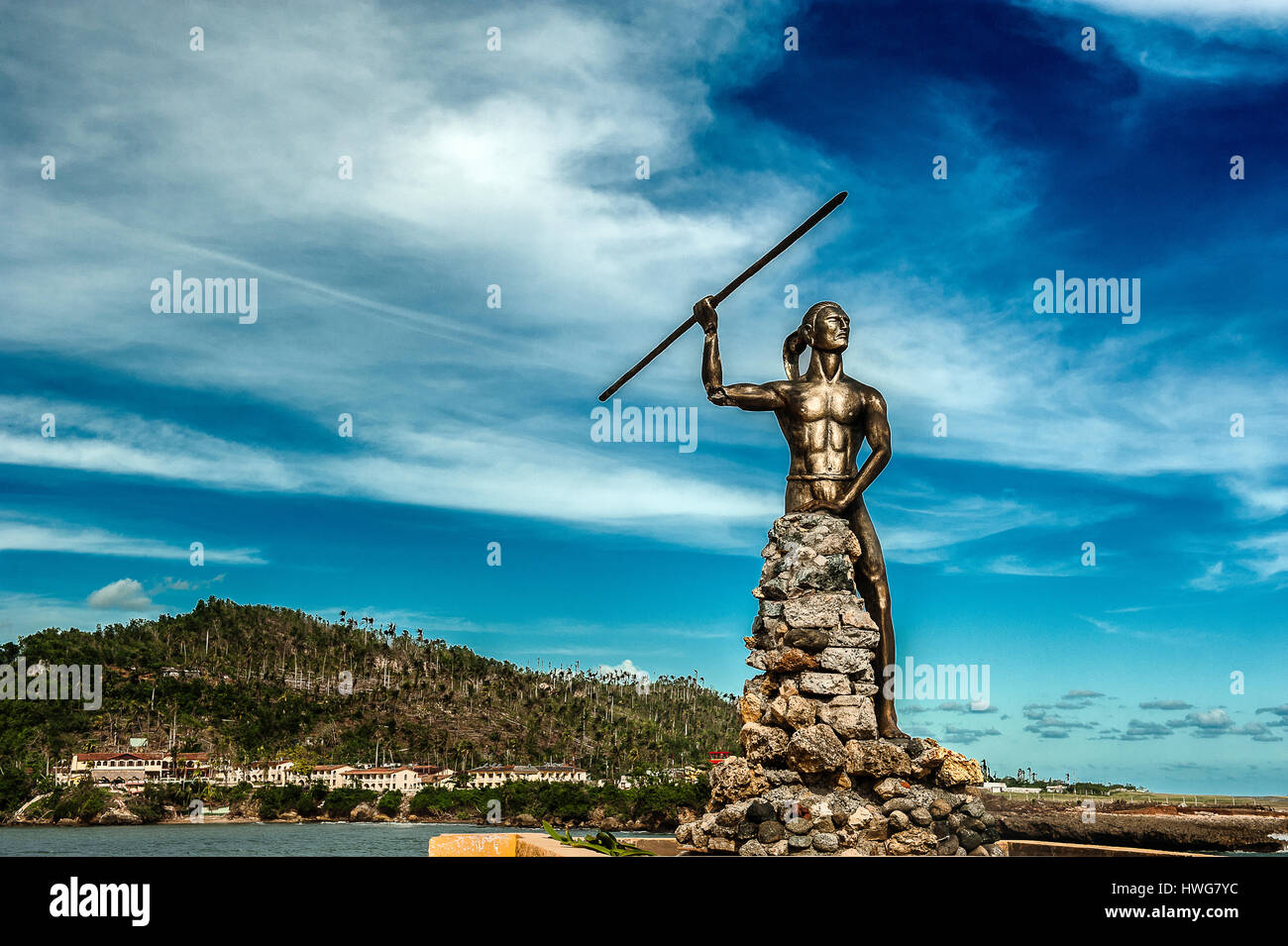 Ein Denkmal für Hatuey mit Blick auf die Küste nördlich von Baracoa, Kuba. Auf dem Hintergrund der Palmen durch den Hurrikan Matthew zerstört Stockfoto