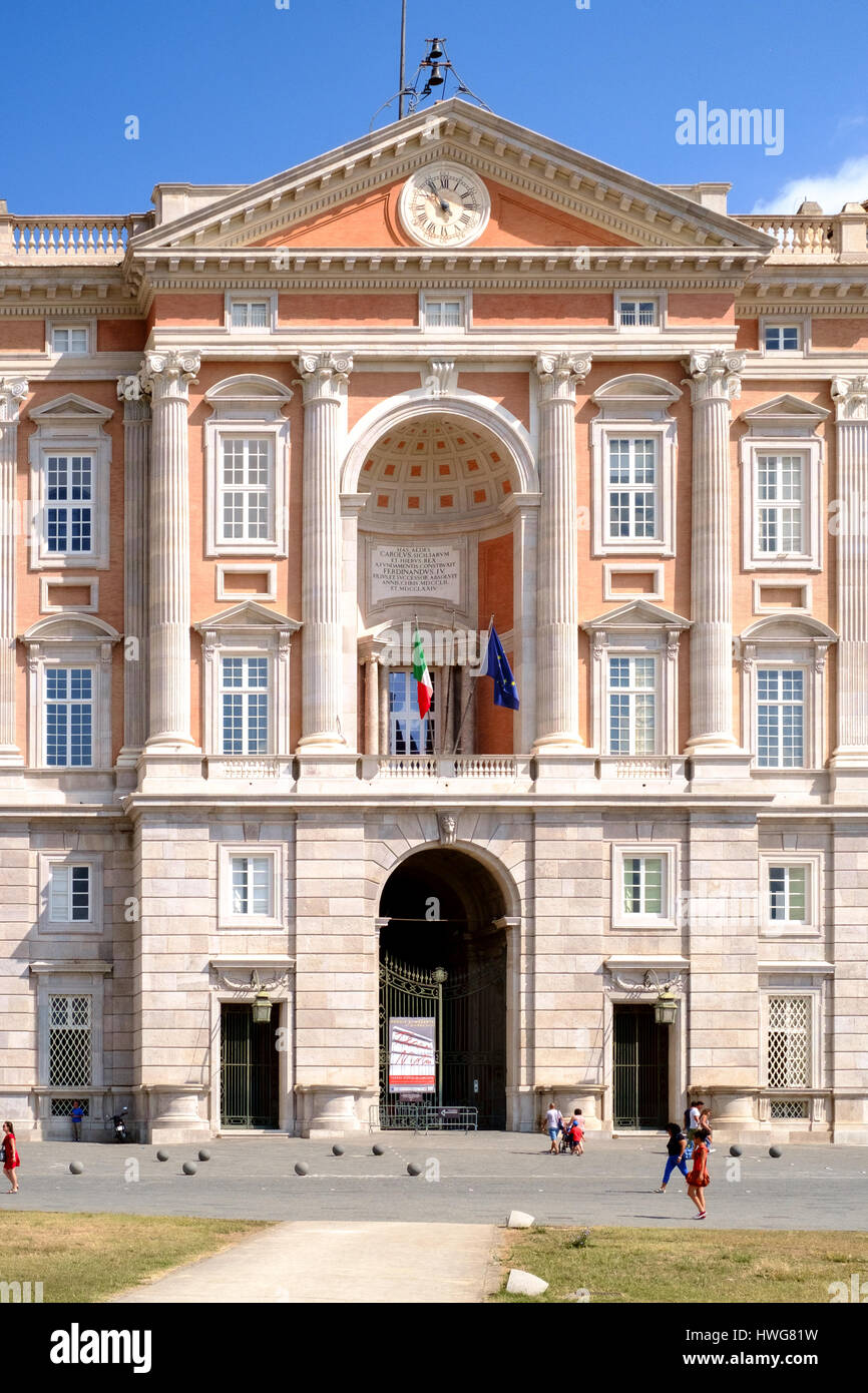 Caserta, Italien - 24. August 2016 - Main Eingang an der Fassade des königlichen Palast von Caserta (Italienisch: Reggia di Caserta). Stockfoto