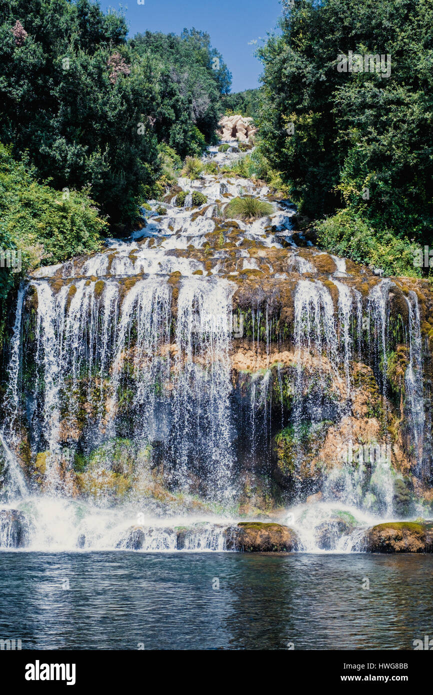 künstlicher Wasserfall im Garten der Königspalast von Caserta Stockfoto