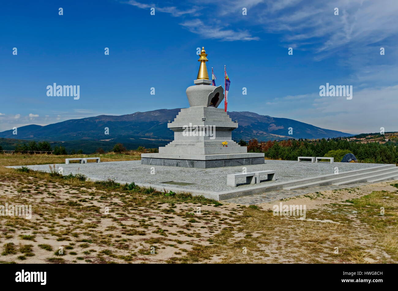 Ansicht des buddhistischen Stupa Sofia in Retreat Center Plana - Diamantweg Buddhismus Bulgarien Stockfoto