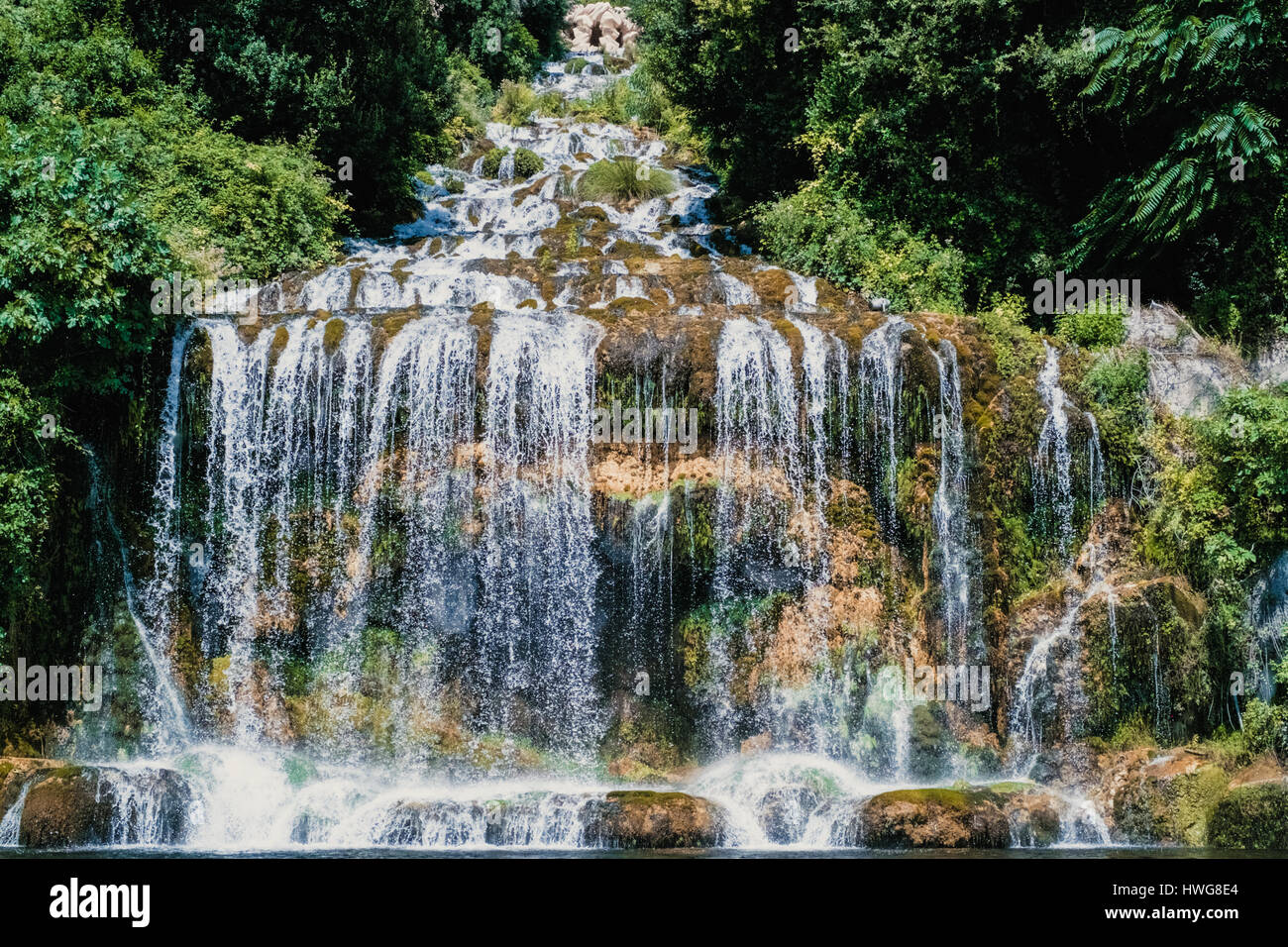 künstlicher Wasserfall im Garten der Königspalast von Caserta Stockfoto