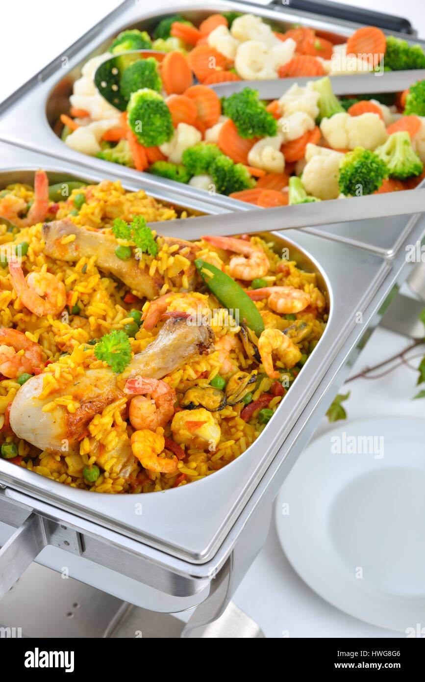 Warmes Buffet mit spanische Paella und gemischte Buttergemüse serviert in einem Chafing dish Stockfoto