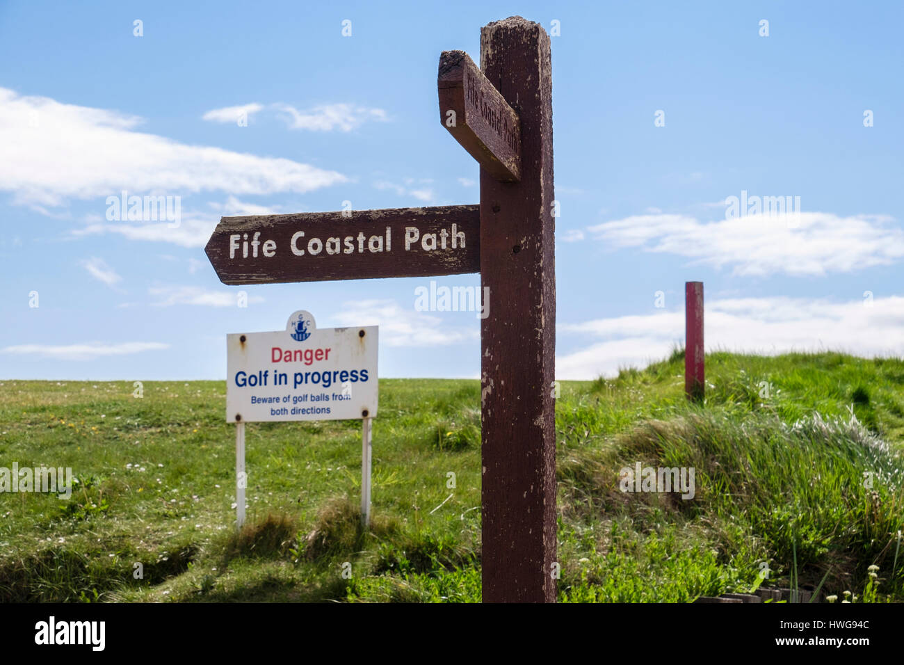 Fife Coastal Path Wegweiser und Gefahr Zeichen durch Earlsferry Links-Golfplatz. West Bay, Elie und Earlsferry, East Neuk of Fife, Fife, Schottland, UK Stockfoto