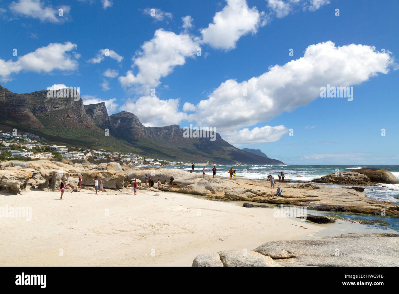 Camps Bay Cape Town-Südafrika - Touristen und Einheimische am Strand von Camps Bay Stockfoto