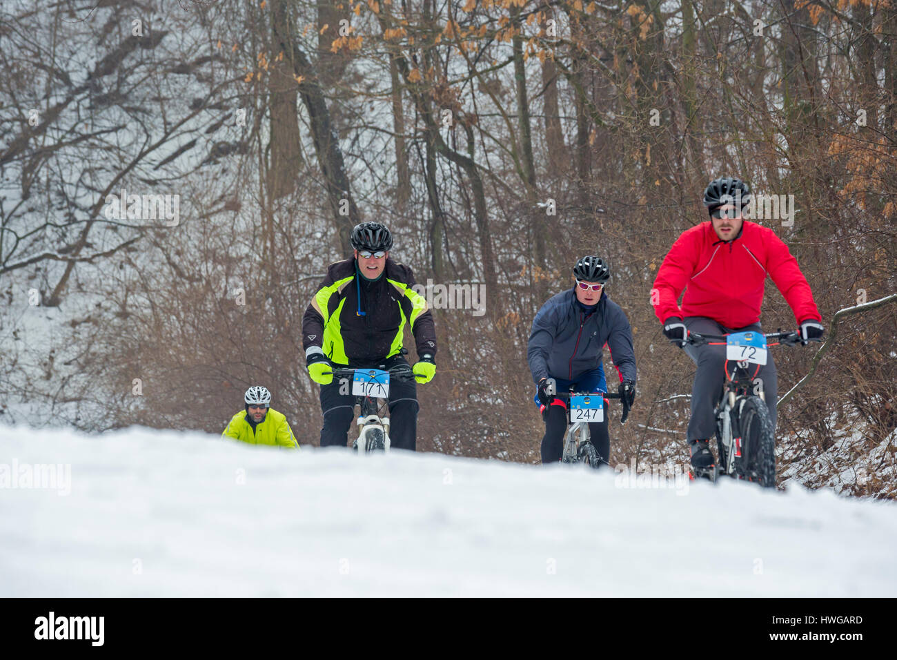 Grass Lake, Michigan - Fahrer in der 50K Waterloo G & G Gravel Road Race auf Straßen durch die Waterloo State Recreation Area. Stockfoto