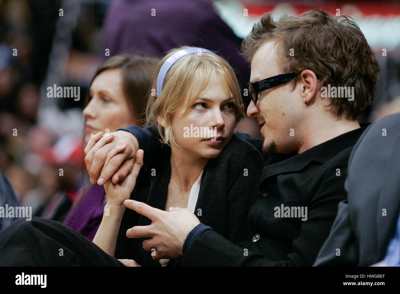 Australische Schauspieler Heath Ledger, Recht, und seine Freundin, Schauspielerin Michelle Williams Uhren die San Antonio Spurs - Los Angeles Lakers NBA-Basketball-Spiel in Los Angeles am Montag, 6. März 2006. Foto von Francis Specker Stockfoto