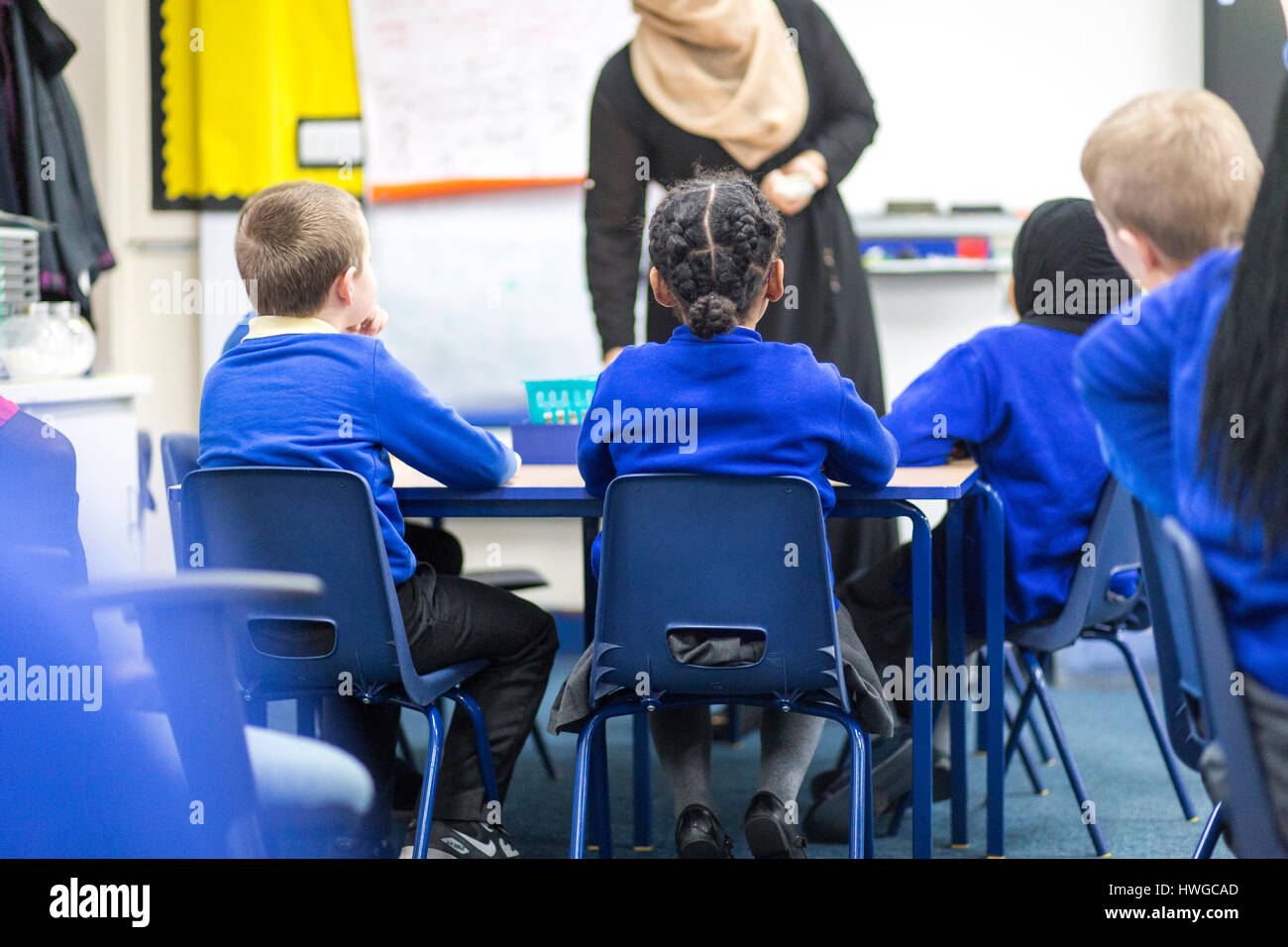 Gesamtansicht eines englischen Grundschule Klassenzimmer während einer Unterrichtsstunde Stockfoto
