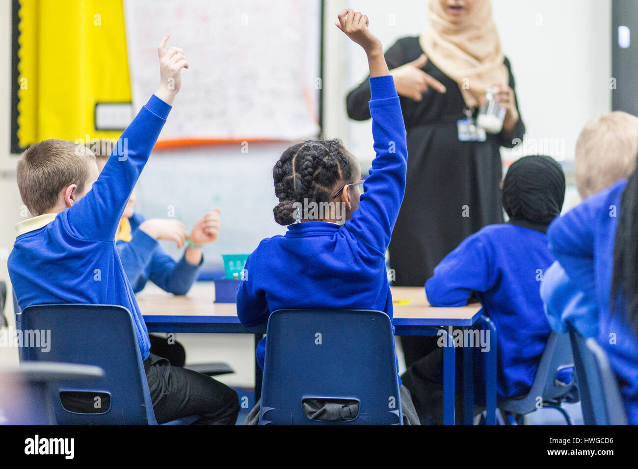 Gesamtansicht eines englischen Grundschule Klassenzimmer während einer Unterrichtsstunde Stockfoto