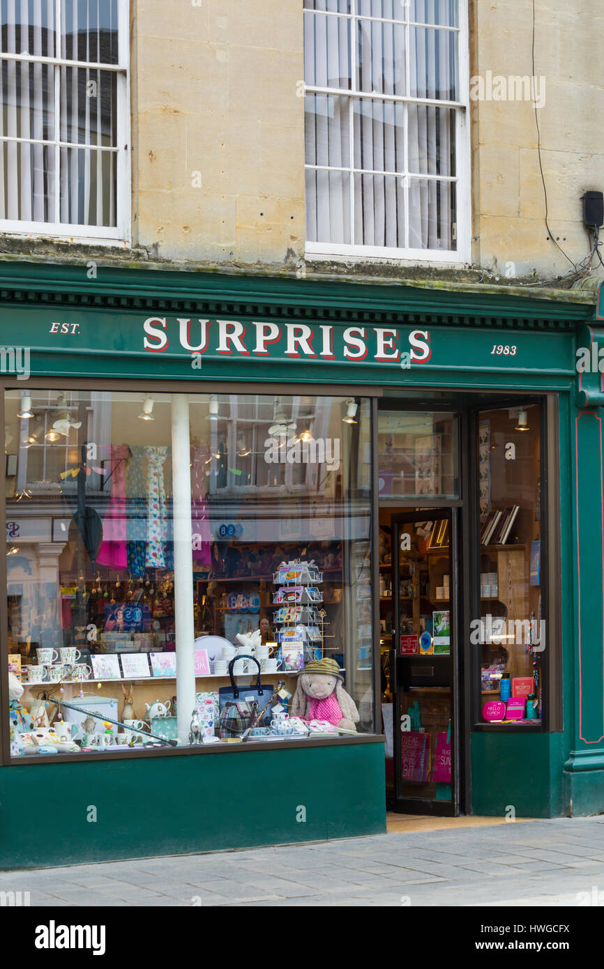 Cirencester - Überraschungen-Geschenk-Shop am Marktplatz, Cirencester, Gloucestershire im März Stockfoto