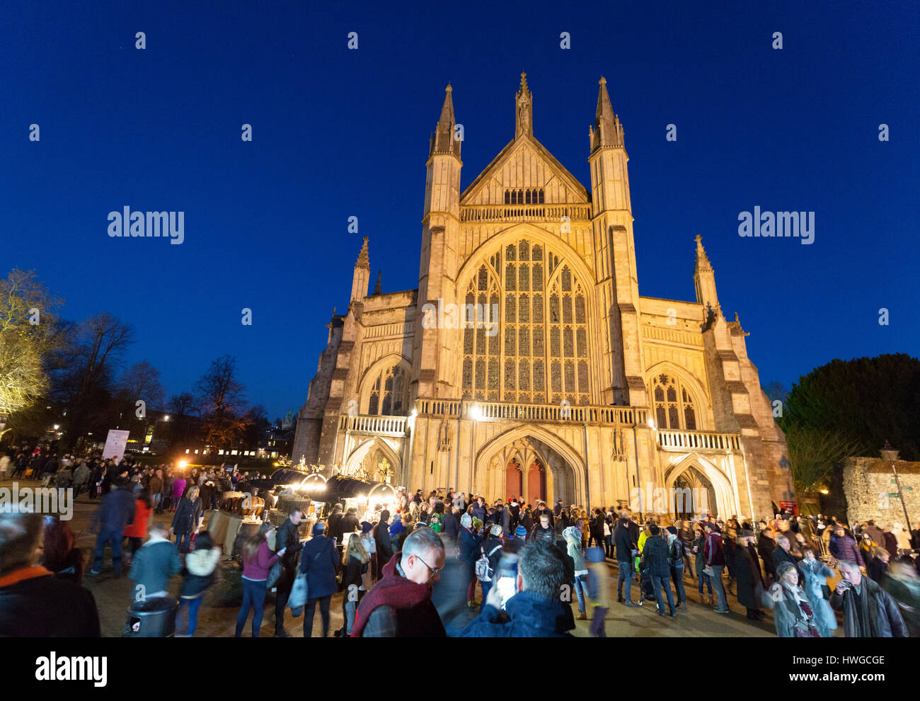 Kathedrale von Winchester in der Dämmerung, zu Weihnachten, Winchester, UK, Winchester, Hampshire UK Stockfoto