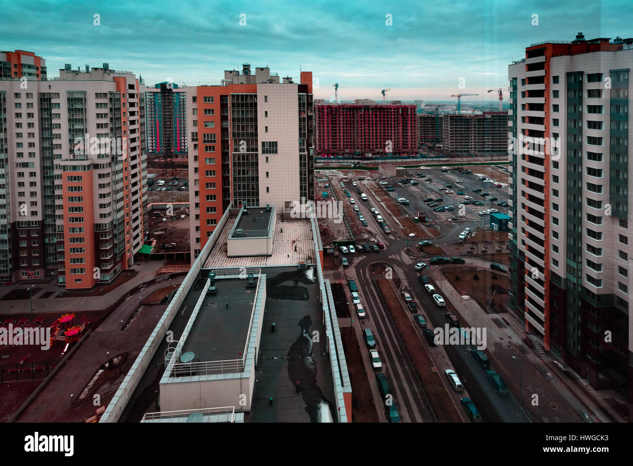 Multi dreistöckige Häuser der Großstadt in der Tageszeit. Stockfoto