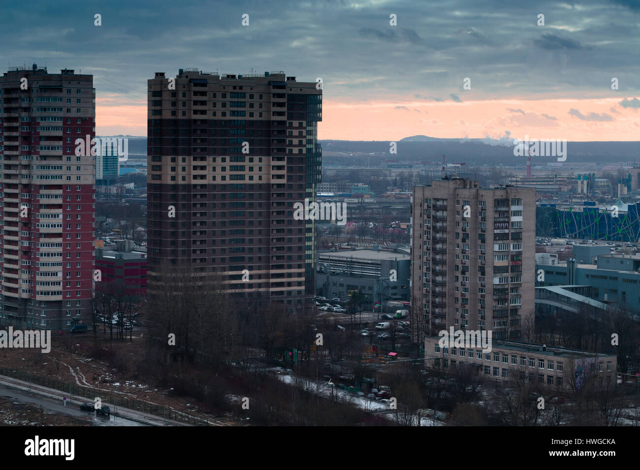 Multi dreistöckige Häuser der Großstadt in der Tageszeit. Stockfoto