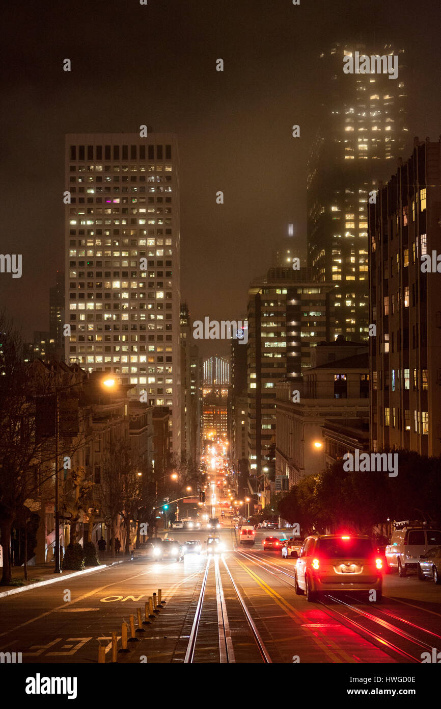 Stadt bei Nacht im Nebel. San Francisco, Kalifornien, USA. Stockfoto