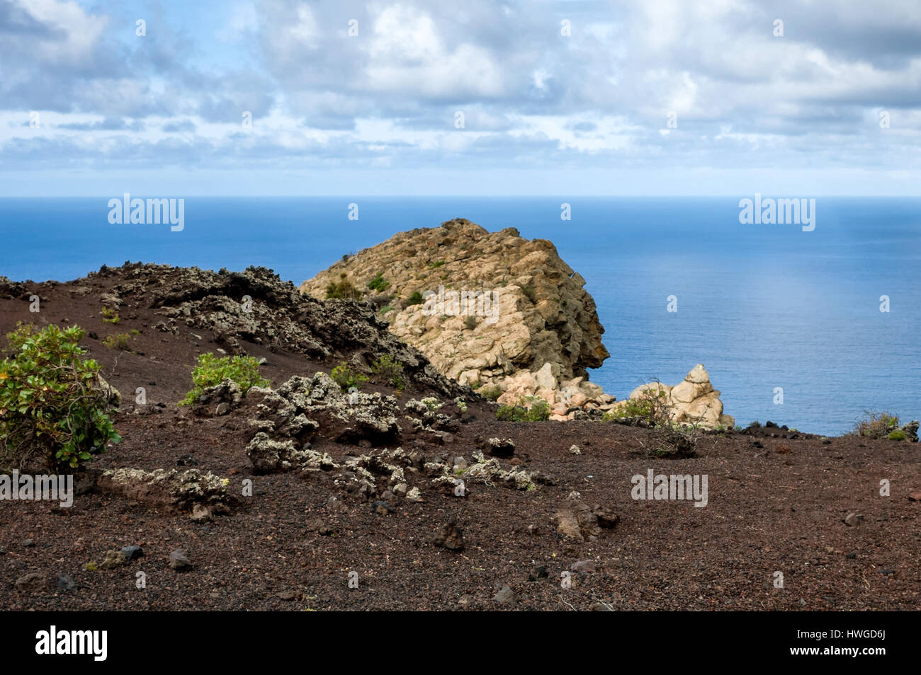 Cumbre Vieja, Fuencaliente. La Palma. Alte Felsen der Insel, die in der Lava begraben wurden bis vor kurzem wiederentdeckt. Dieser Stein trägt Gravuren von der indigenen Bevölkerung der Insel zurückgehen, bevor der letzte Ausbruch von San Antonio 1677, als es unter Lava Rock begraben. Stockfoto