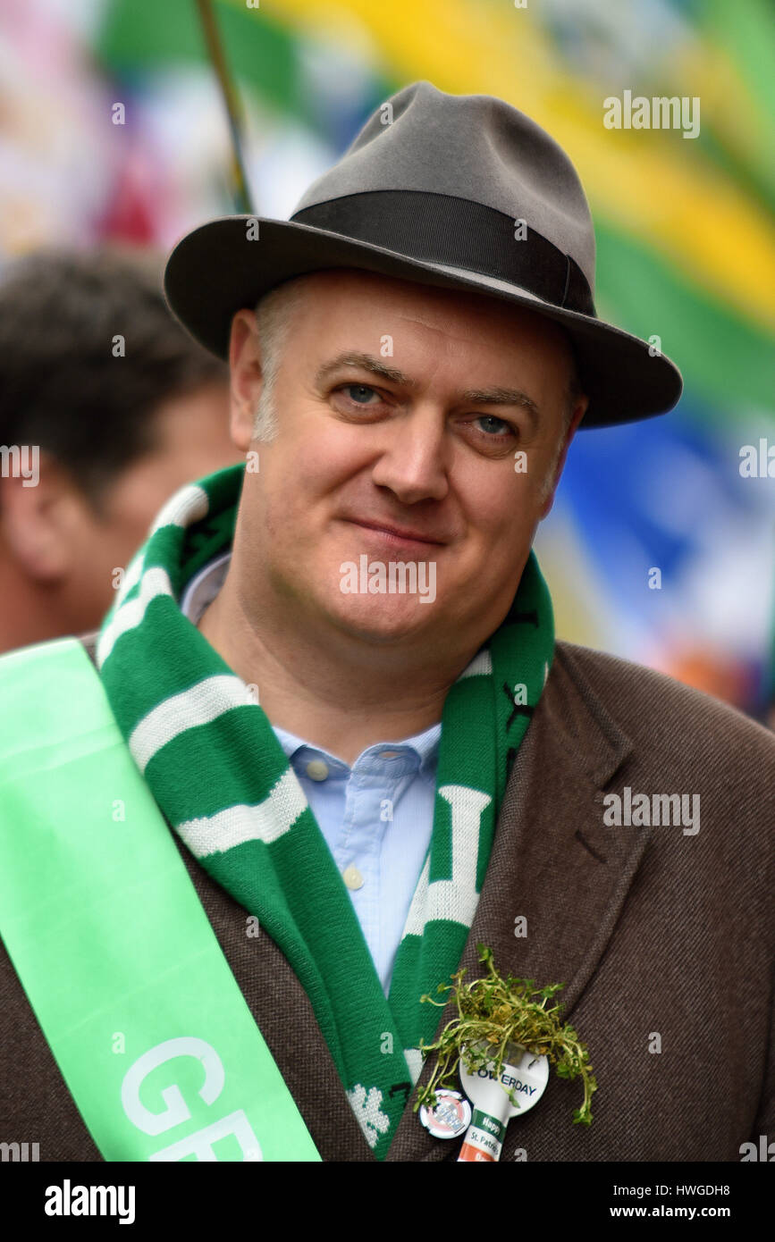 Dara O'Briain führte der 2017 St. Patricks Day Parade durch London in der Rolle des Großmarschalls neben Regierungsvertretern und Gäste Stockfoto