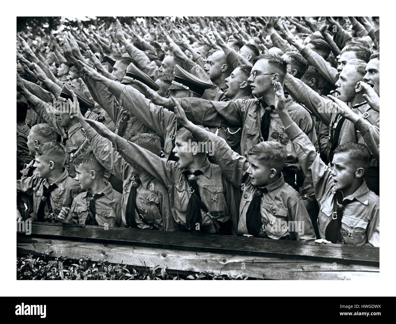 NSDAP-Hitler-Jugend grüßt die Fuhrer 1937 Stockfoto