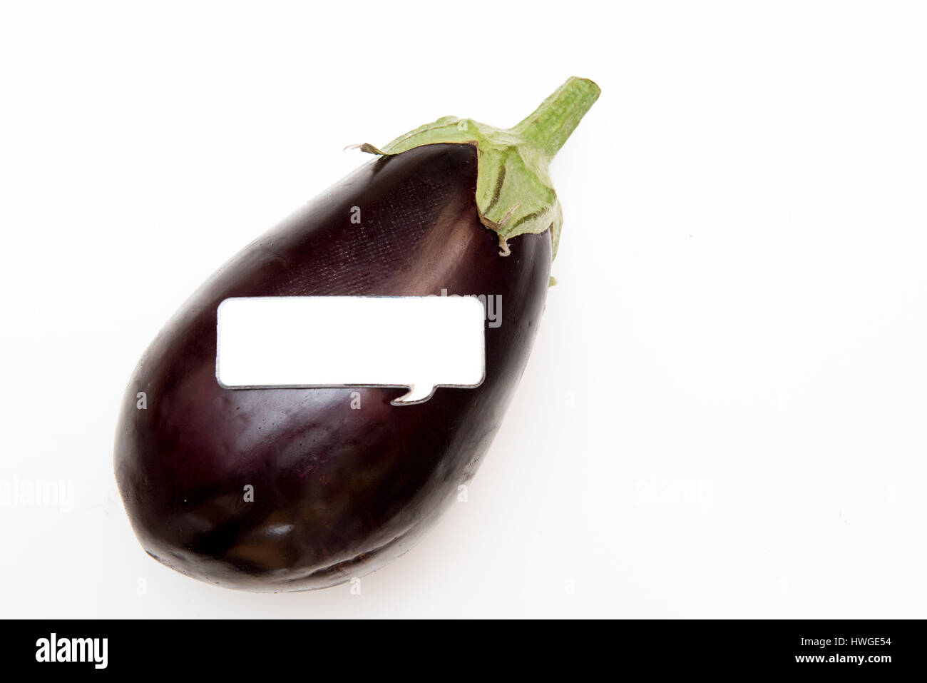 Große lila Aubergine oder Aubergine mit Comic-Stil-Label für Marktpreis auf weißem Hintergrund Stockfoto