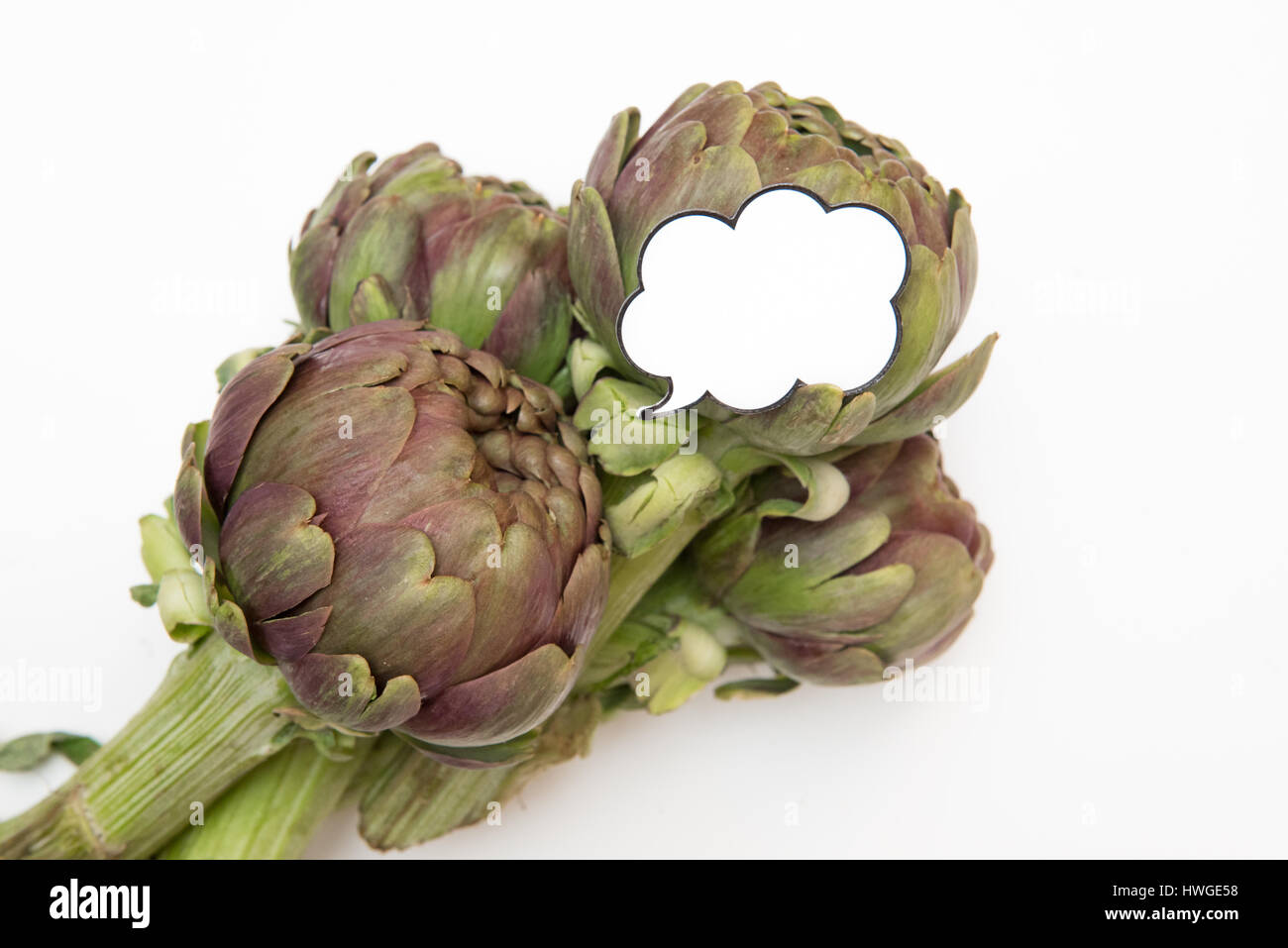 Jede Menge frischen rohen Artischocken und lustigen comic-Style-Label für Marktpreis auf weißem Hintergrund Stockfoto