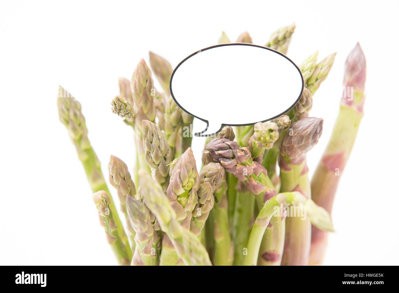 Jede Menge frisches rohes Uncoocked Spargel und lustigen comic-Style-Label für Marktpreis Stockfoto