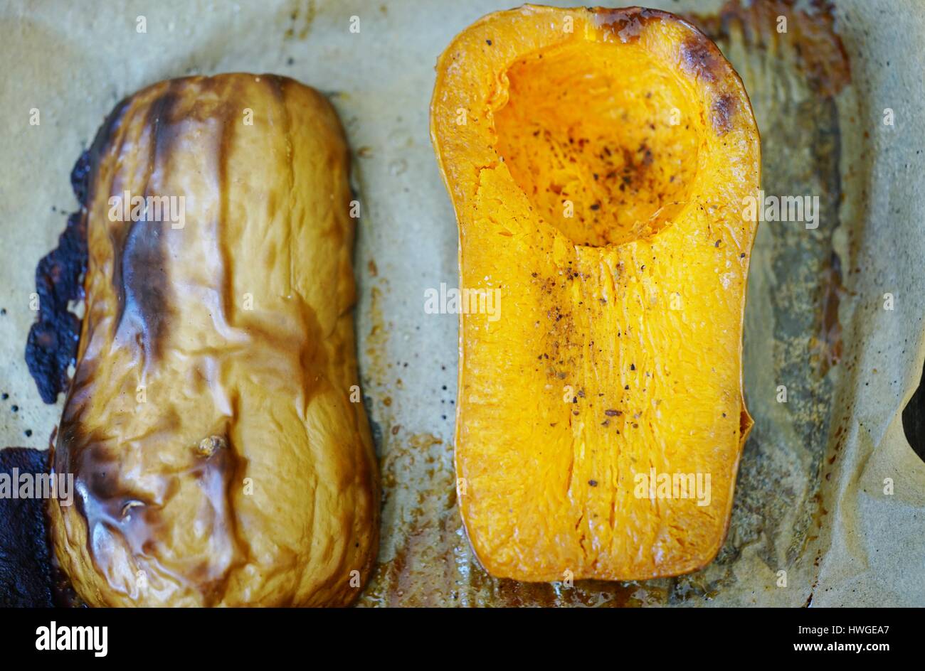 Gebratener Kürbis auf ein Backblech legen Stockfoto