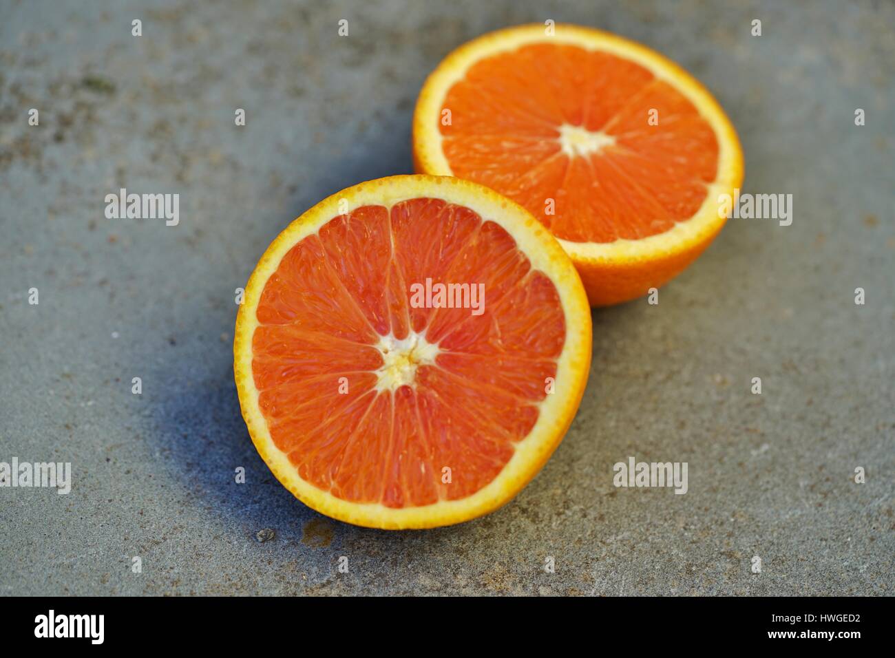 Cara Cara orange halbieren auf einem Stein Hintergrund Stockfoto