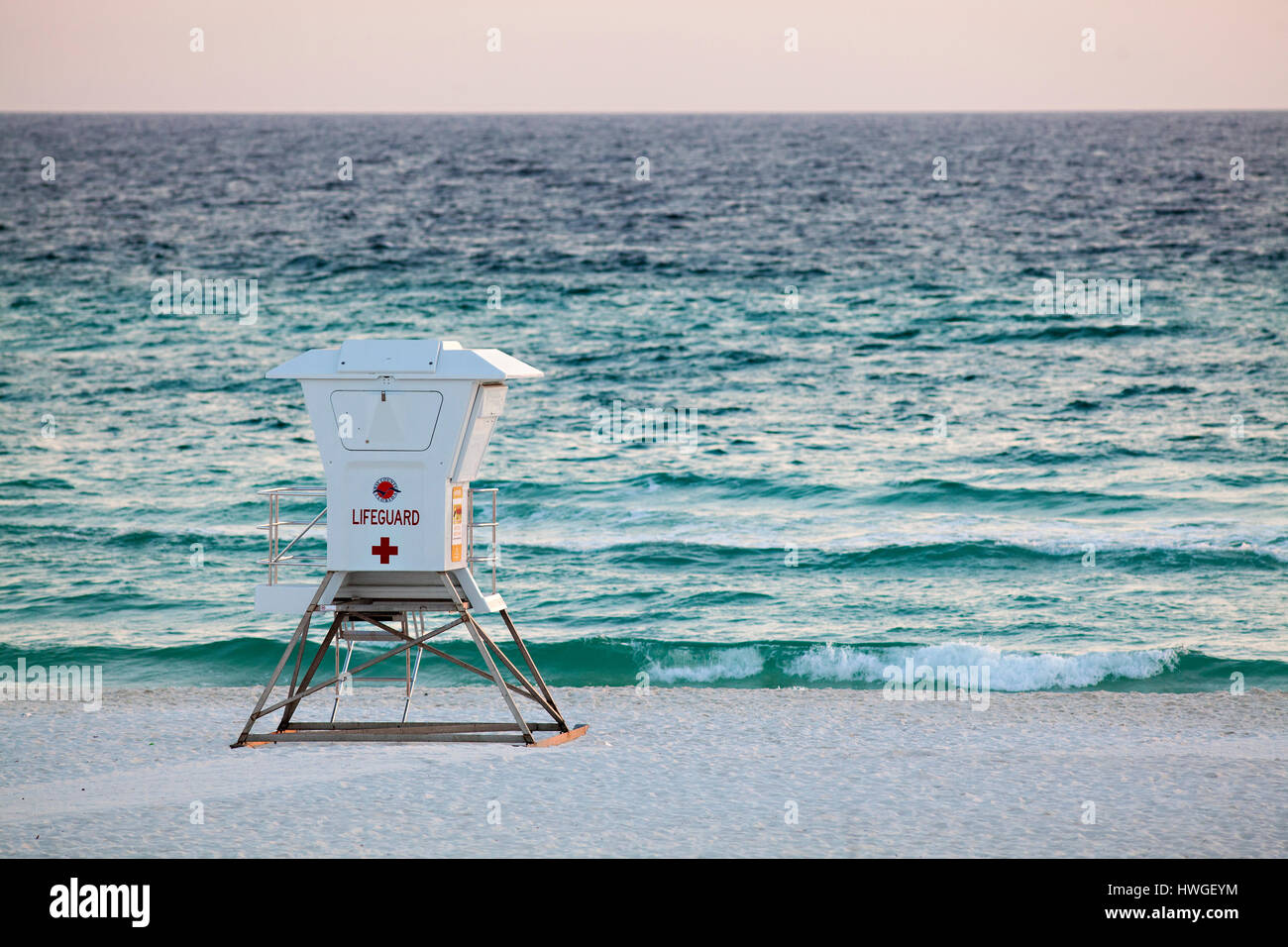 Panama City Beach, Florida, USA. Bademeister stehen. Stockfoto