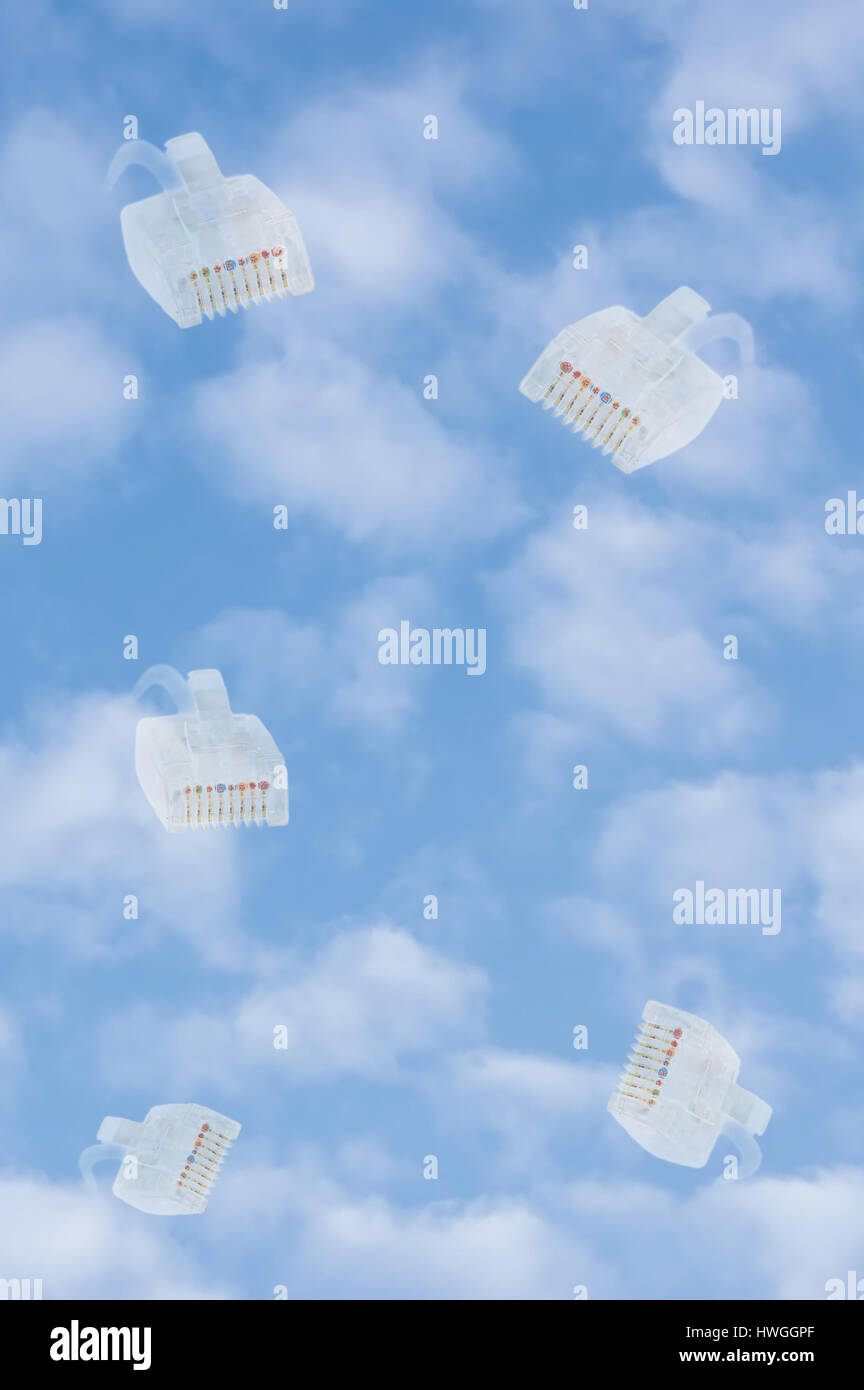 Cloud-computing-Speicher Daten Sicherheit Konzept Metapher, leuchtend blaue Sommer Himmel Wolkengebilde, vertikalen Hintergrund, mehrere Ethernet-lan-Kabel Stockfoto