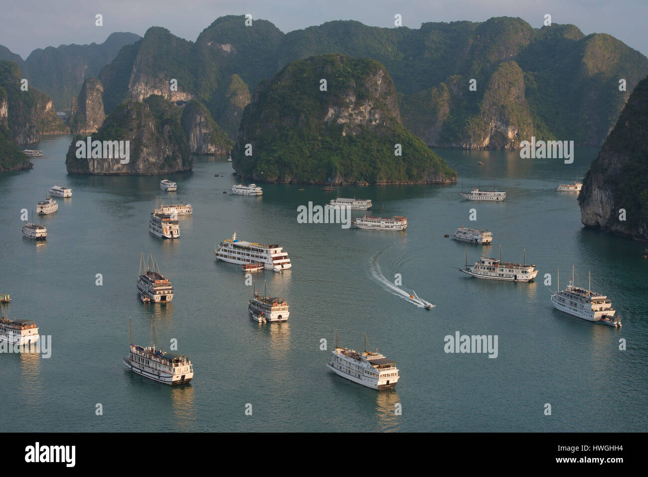 Halong-Bucht mit Booten, Kalksteinfelsen, den Golf von Tonkin, Halong, Nord-Vietnam, Vietnam Stockfoto