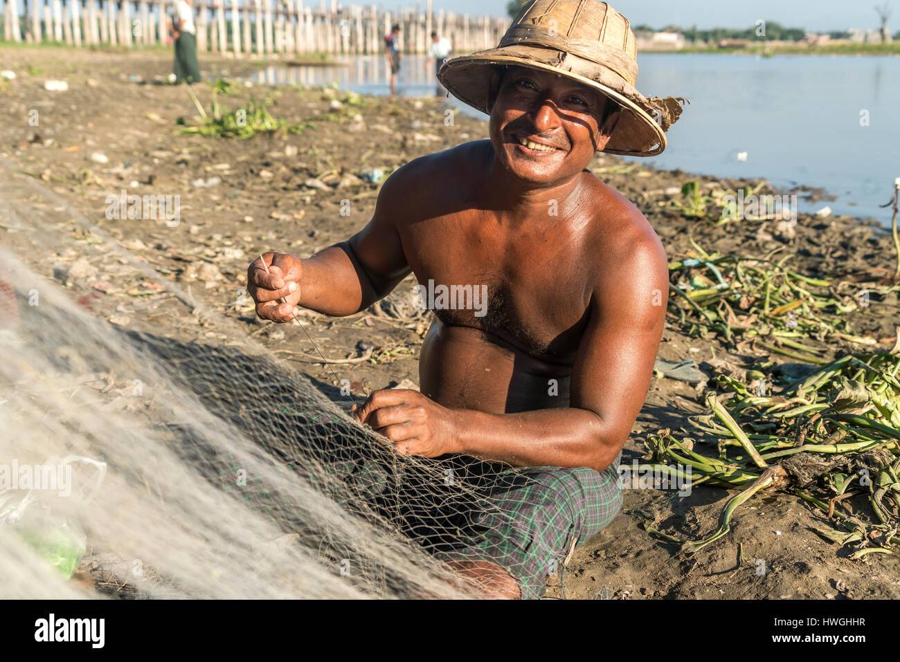 Fischer, Ausbessern von seinem Netto Taungthaman-See, Amarapura, Mandalay, Myanmar Stockfoto