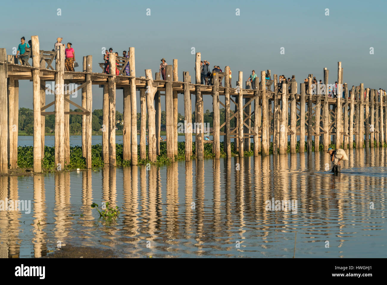 U Bein Brücke über den Taungthaman See, Amarapura, Mandalay, Myanmar Stockfoto