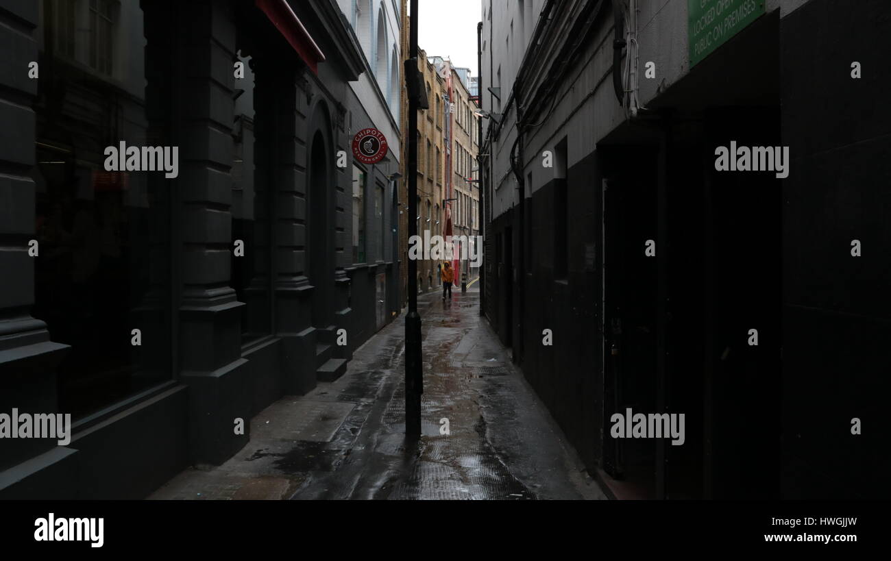 dunklen und regnerischen Weg oder Verbündeter Weg zwischen zwei Gebäuden Stockfoto