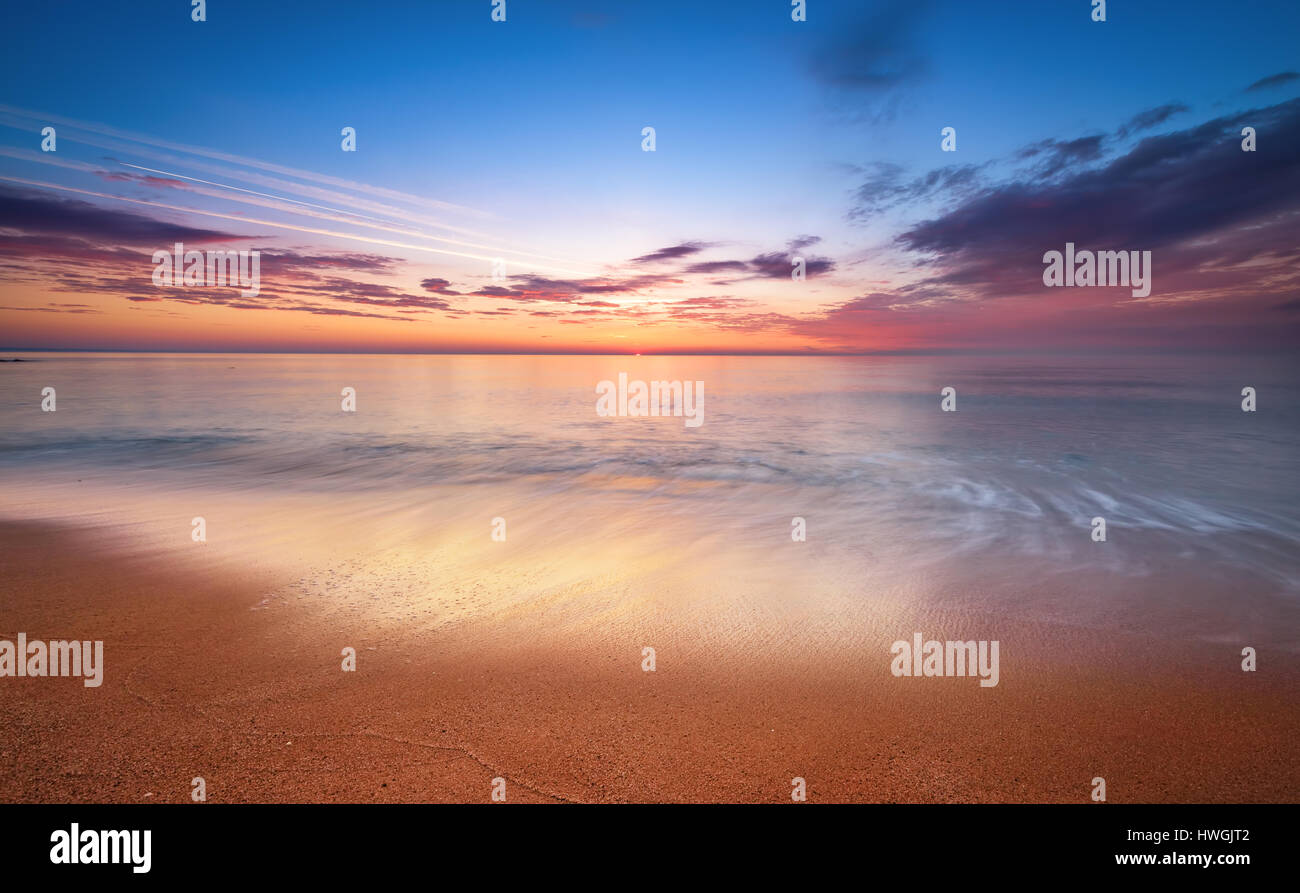 Sonnenaufgang über dem Meer. Natur-Komposition. Stockfoto