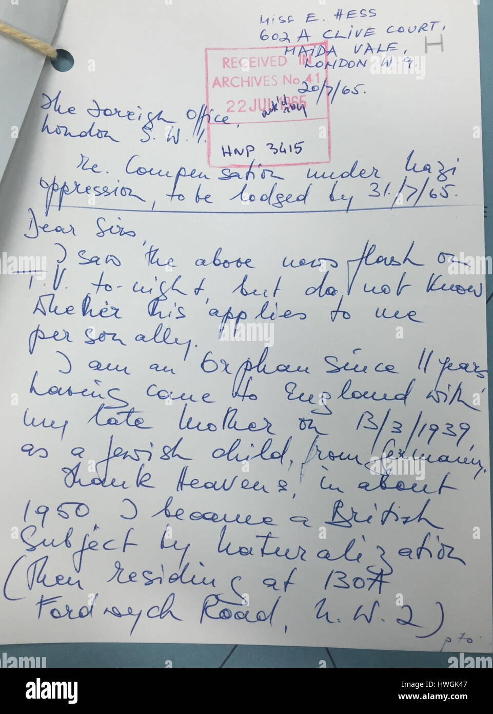Auszüge von Briefen, veröffentlicht von der National Archives in Kew, darunter einen Brief vom deutschen Flüchtling Eleanor Hess Entschädigung - erkundigt aber leugnen sie ist keine Beziehung zu Hitlers Stellvertreter Offizier Rudolph Hess, ihr Nachname war gleichbedeutend mit eines der schändlichsten Kapitel in der Geschichte Europas. Stockfoto