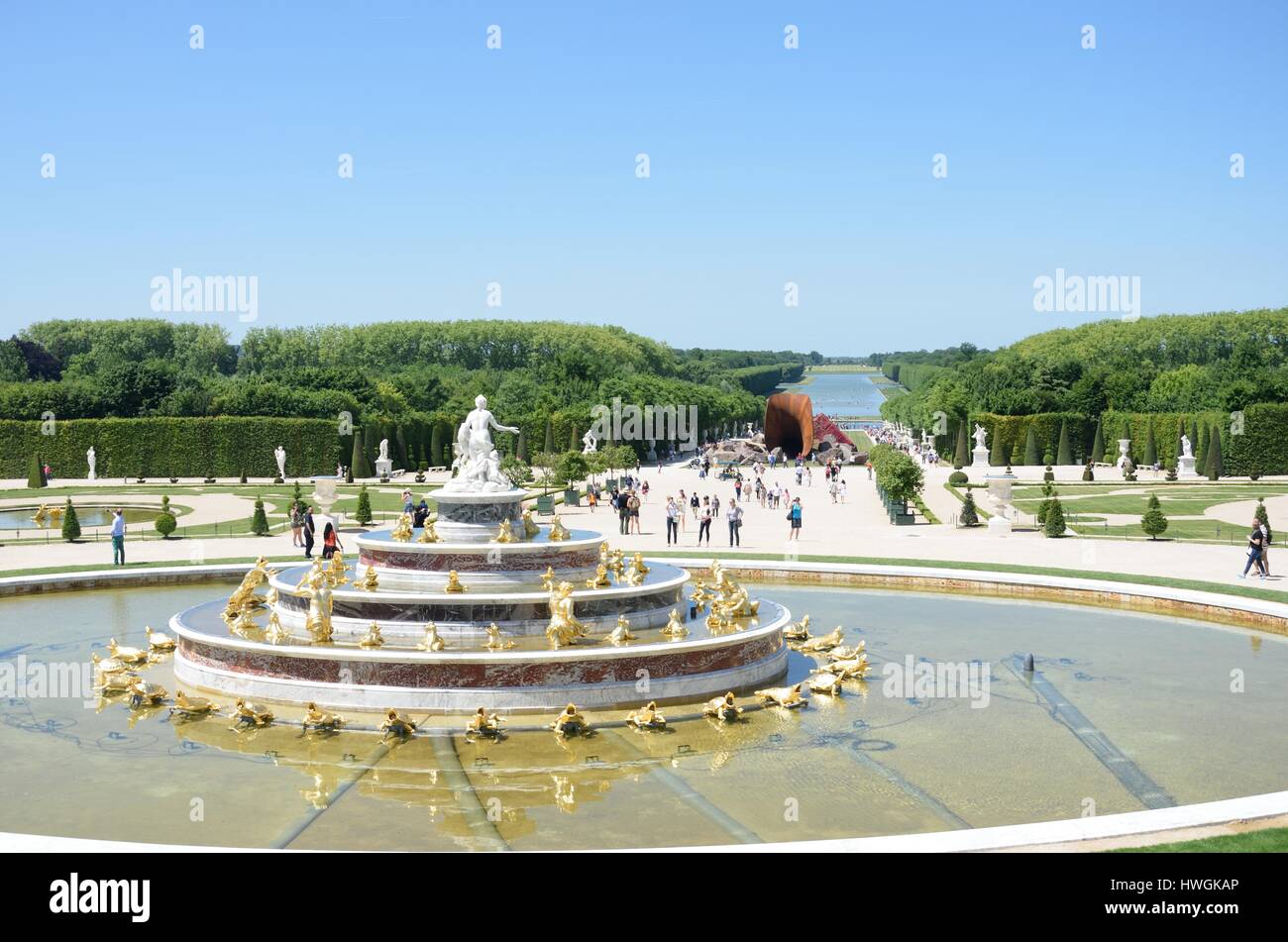 VERSAILLES in PARIS Frankreich 6. Juni 2015: Latona-Brunnen am Schloss Versailles mit Gärten im Hintergrund Stockfoto