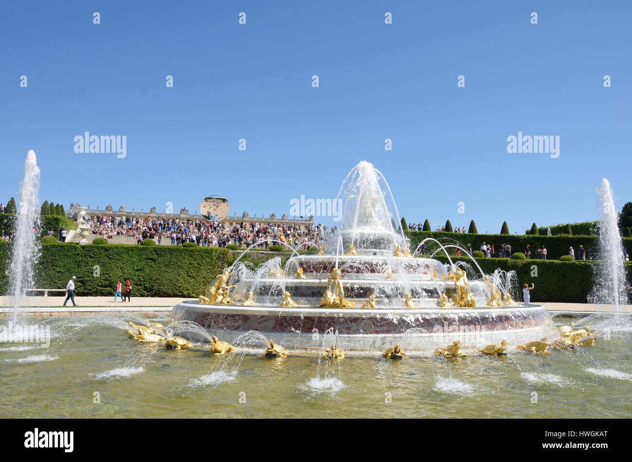 VERSAILLES in PARIS Frankreich 6. Juni 2015: Latona-Brunnen am Schloss Versailles mit Wasser besprühen Stockfoto