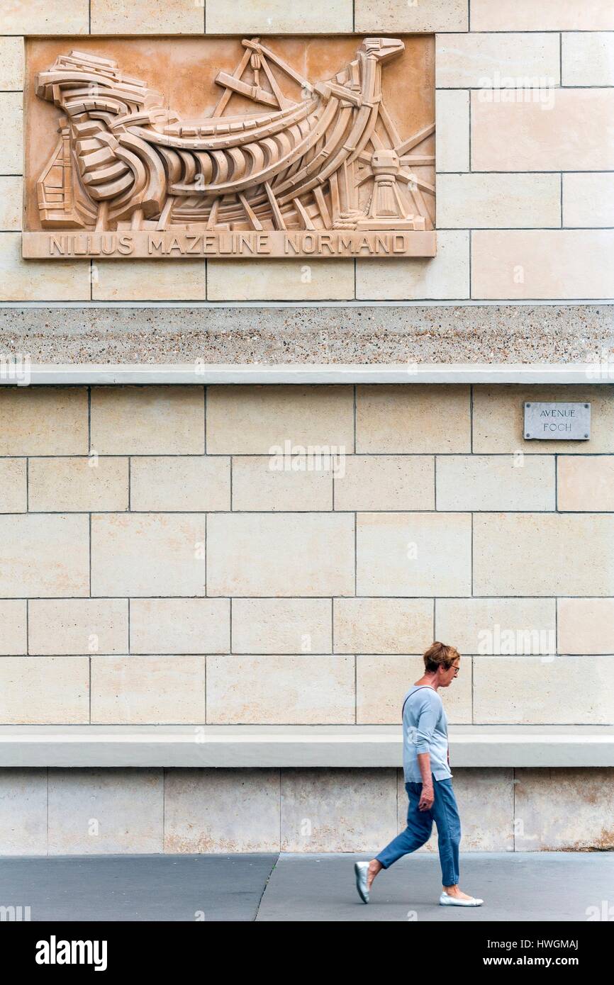 Frankreich, Seine Maritime, Le Havre, Innenstadt zum Weltkulturerbe der UNESCO, 56 Avenue Foch, Bau von Block V2, geschnitzten Stein Relief von Pierre Adam über den Schiffbau Nillus Mazeline Norman Stockfoto