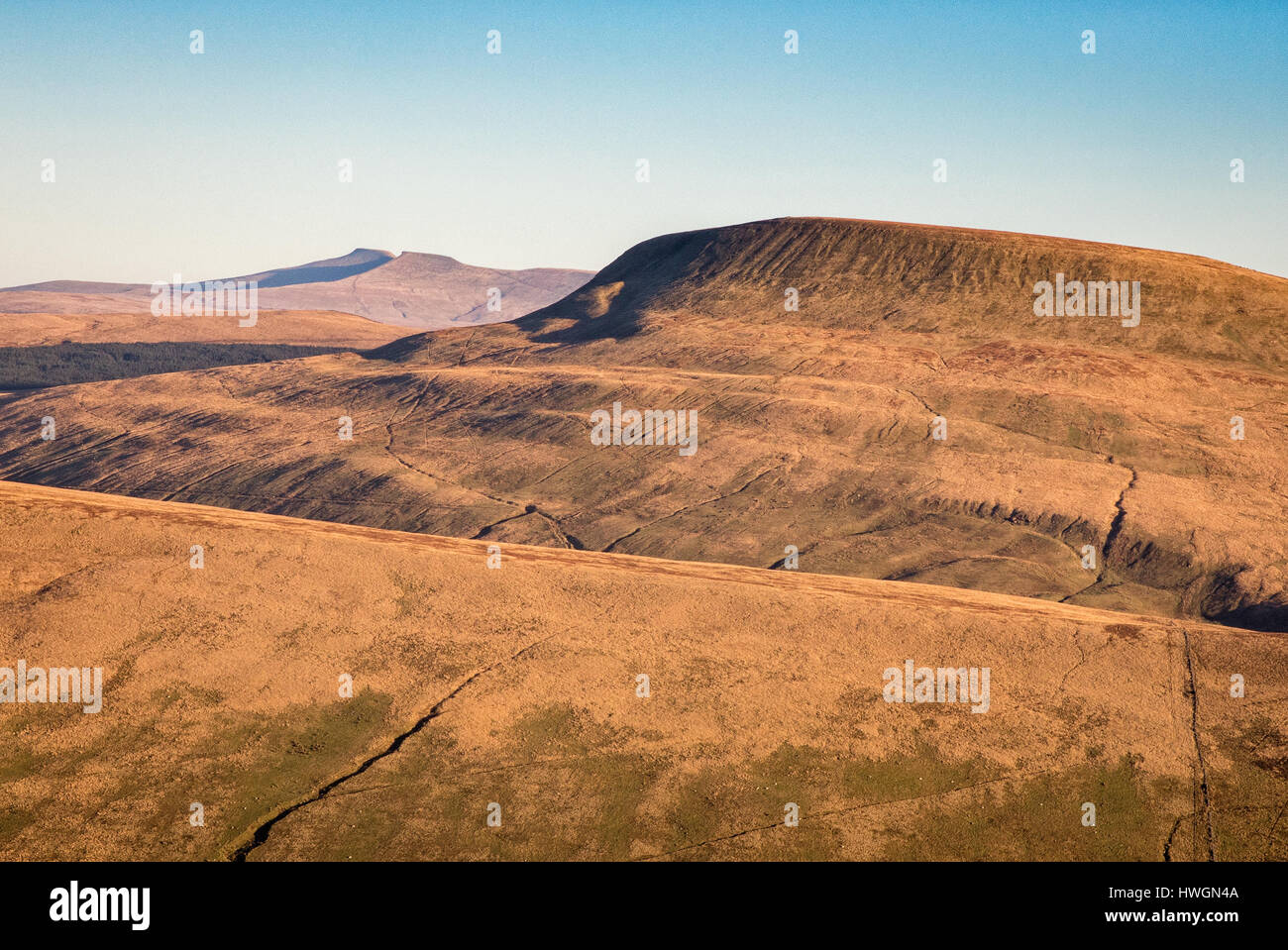Entfernten flachen Spitze Gipfel der Pen y Fan und Mais Du gesehen jenseits der abfallenden Großteil Fan Gyhirych in den Brecon Beacons of South Wales UK Stockfoto