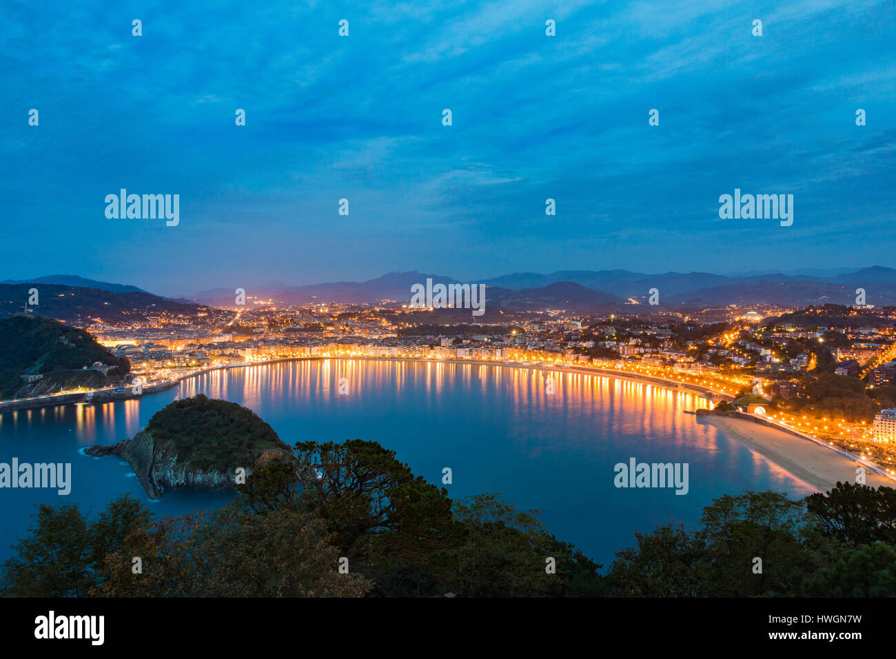 Blick über Bahía De La Concha mit San Sebastian / Donostia, Spanien hinter sich Stockfoto