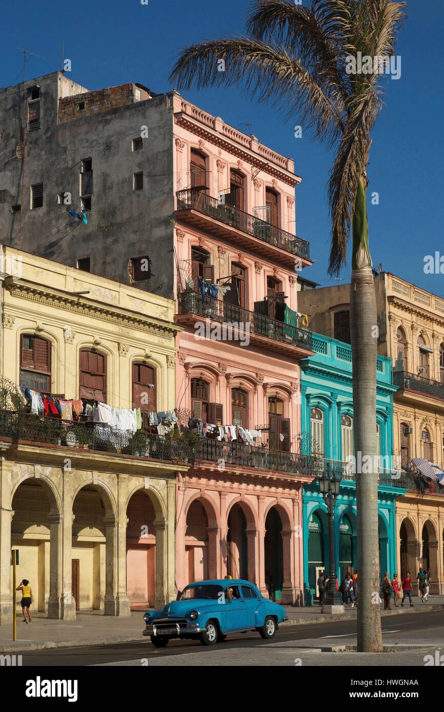 Kuba, Havanna, Paseo de Marti, amerikanische Oldtimer neoklassizistischen Gebäuden vorbei Stockfoto