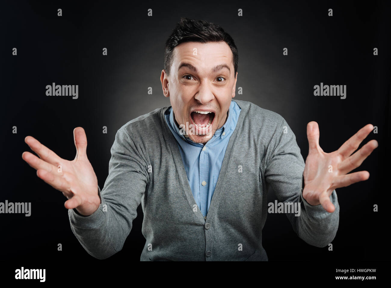 Zufrieden Mann zog die Augenbrauen hoch steigen Stockfoto