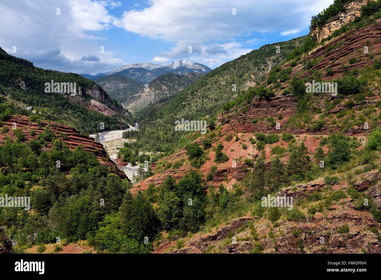 Frankreich, Alpes Maritimes, Nationalpark Mercantour, Haut Var Tal, Schluchten von Daluis, die auf der Basis von Var-Fluss in Rot lutite Boden aus der Braut Brücke gesehen geschnitzt Stockfoto