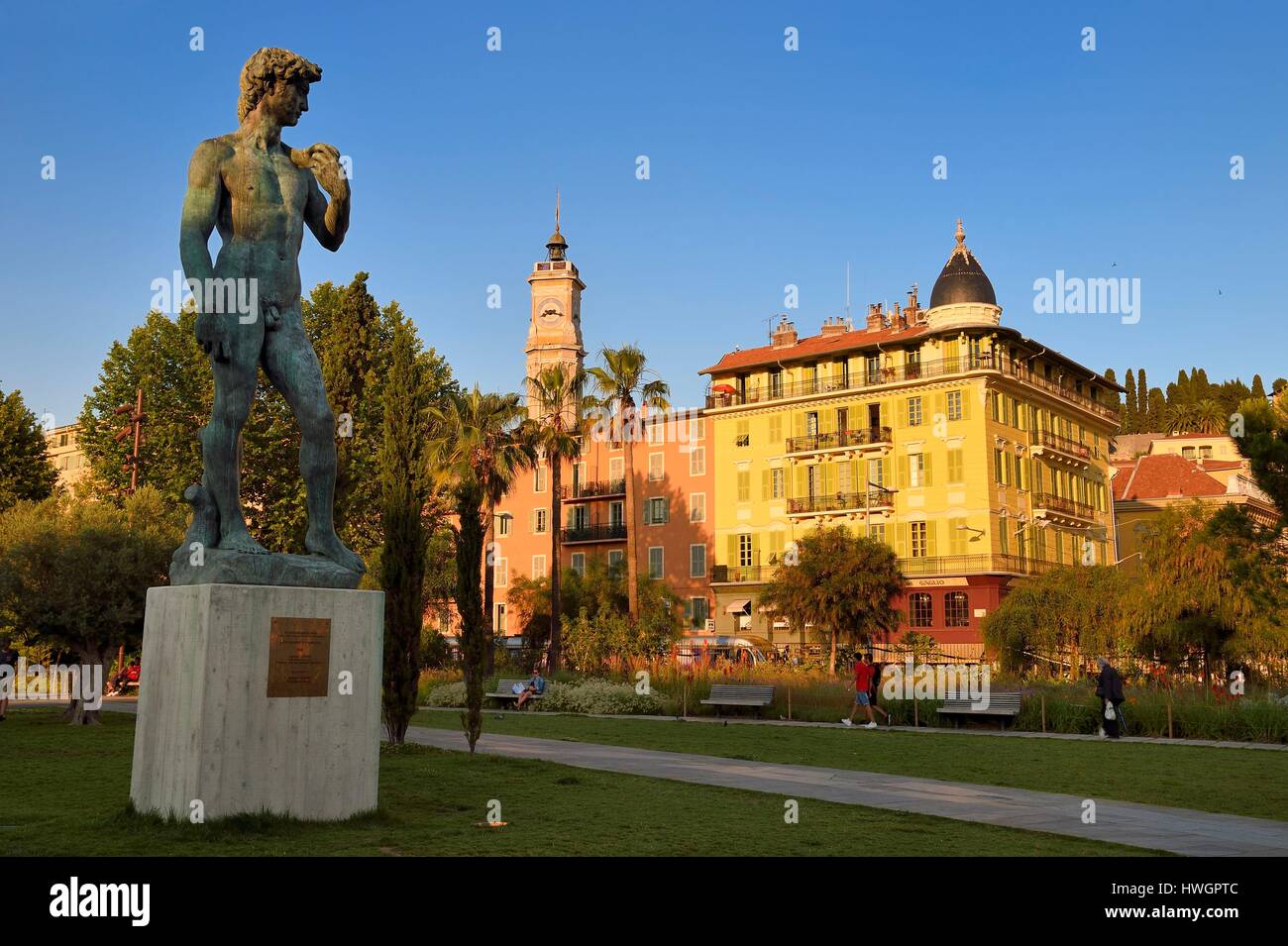 Frankreich, Alpes Maritimes, Nice, Altstadt, Promenade du Paillon, David Skulptur von Michelangelo, Wohnhäuser und der Turm des ehemaligen Klosters Saint-Francois Stockfoto