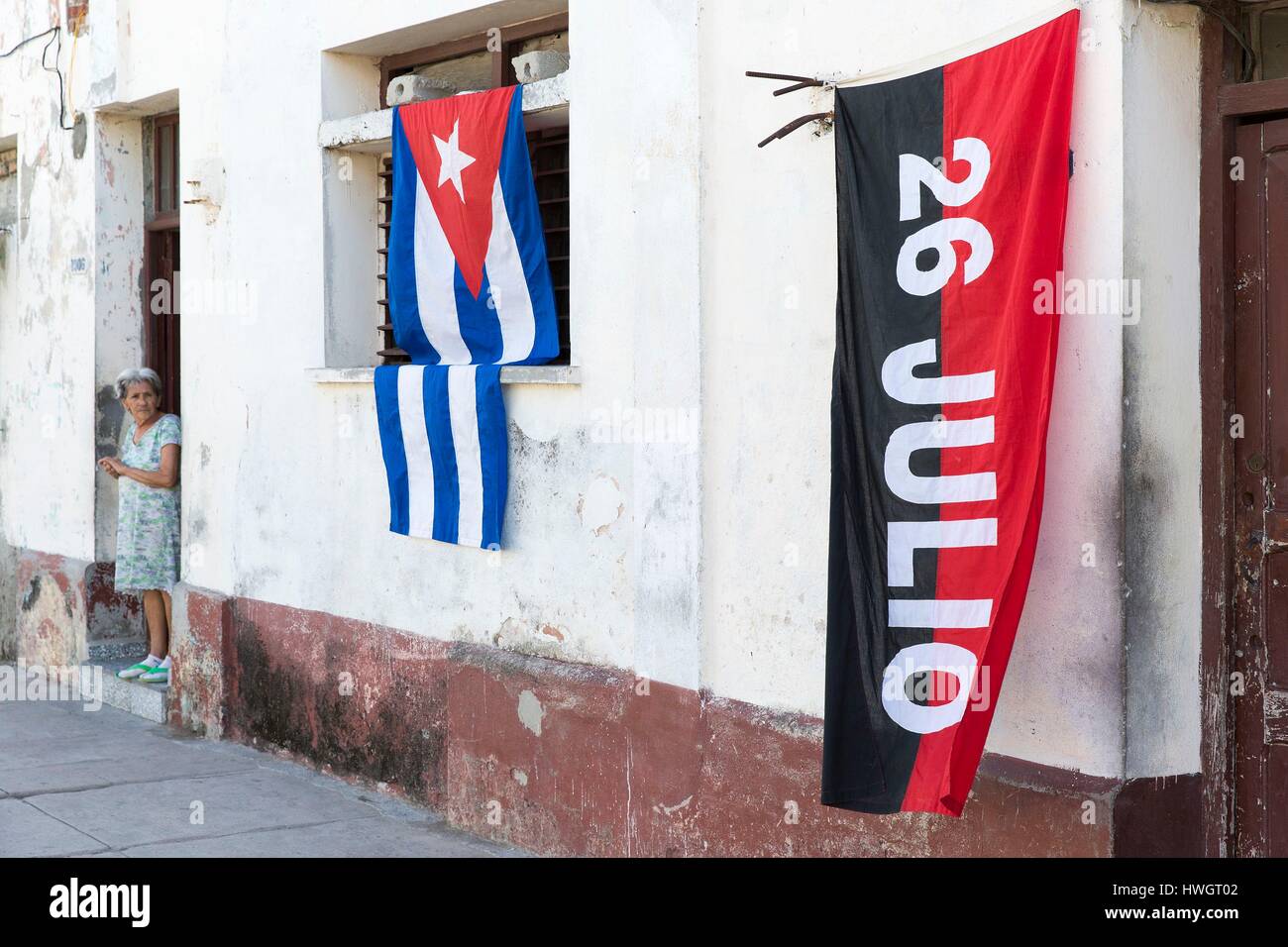 Cuba, Cienfuegos Provinz, Cienfuegos, alte Frau, die durch die Tür ihres Hauses und Fahne von Kuba und der 26 Julio, eine Avantgarde der revolutionären Bewegung gegründet von Fidel Castro und Che Guevara Stockfoto