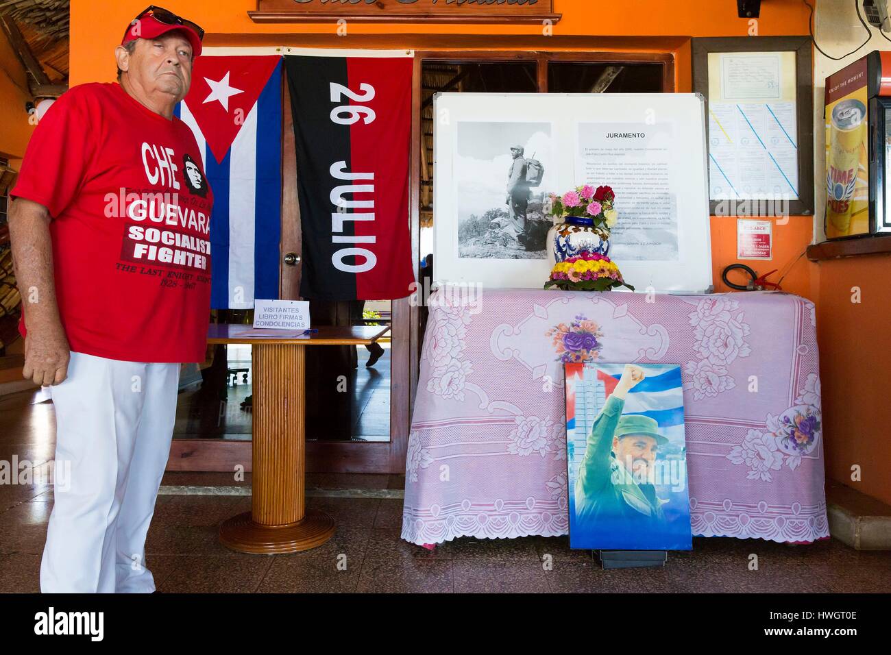 Kuba, Provinz Sancti Spiritus, William Burrowes, einem 65 Jahre alten kubanischen trägt ein T-Shirt von Che Guevara vor ein Register der Beileid für Fidel Castros Tod Stockfoto