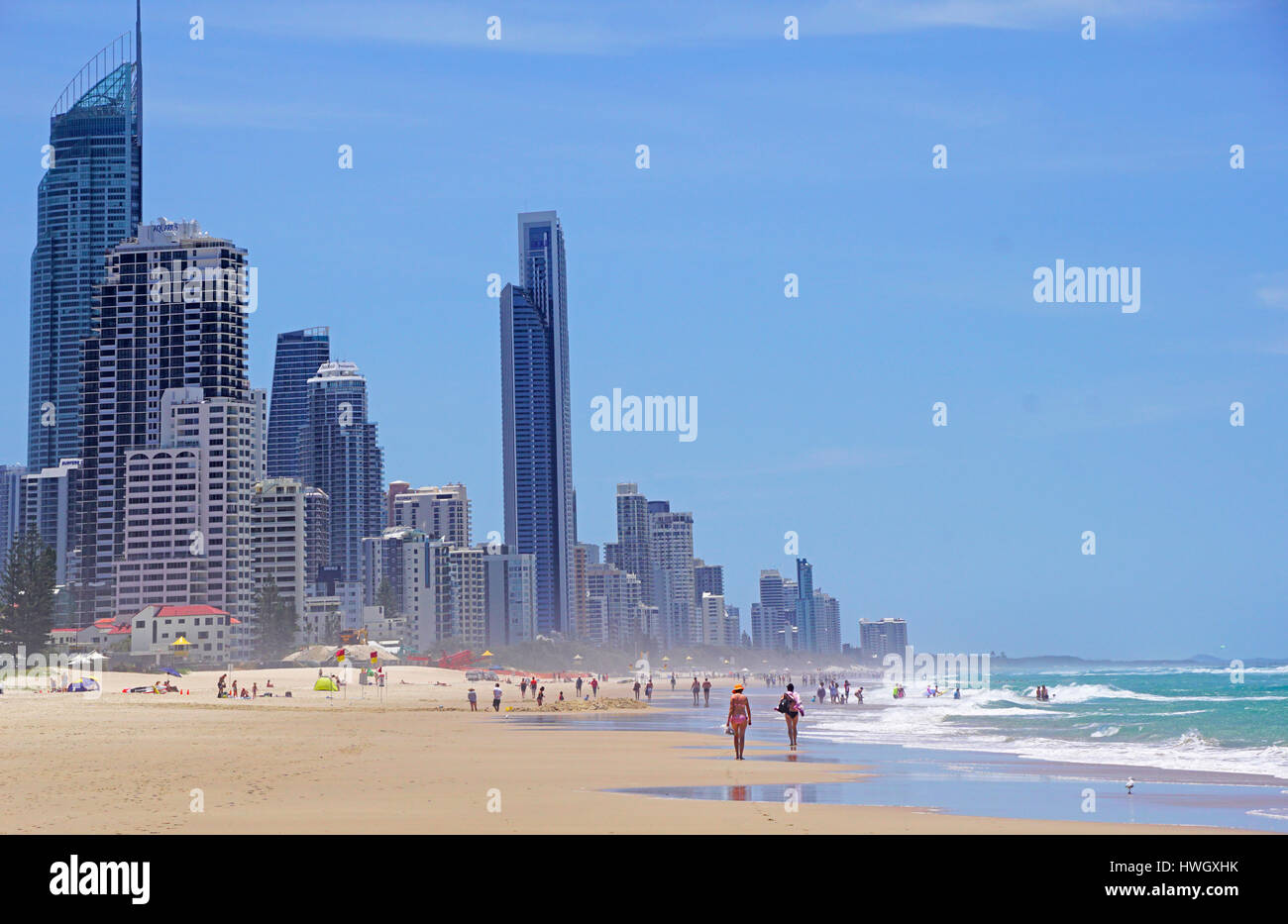 Badegäste am Strand von Surfers Paradise, Queensland, Australien. Stockfoto